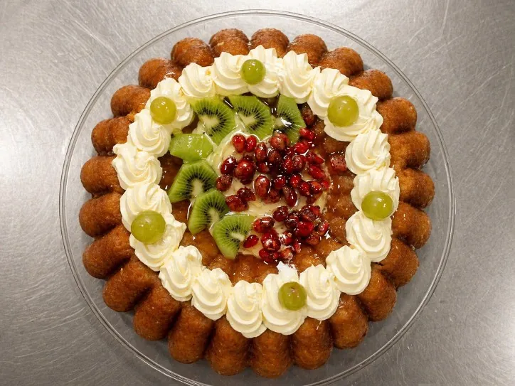 Babà con crema e frutta fresca decorato per il buffet dei dolci