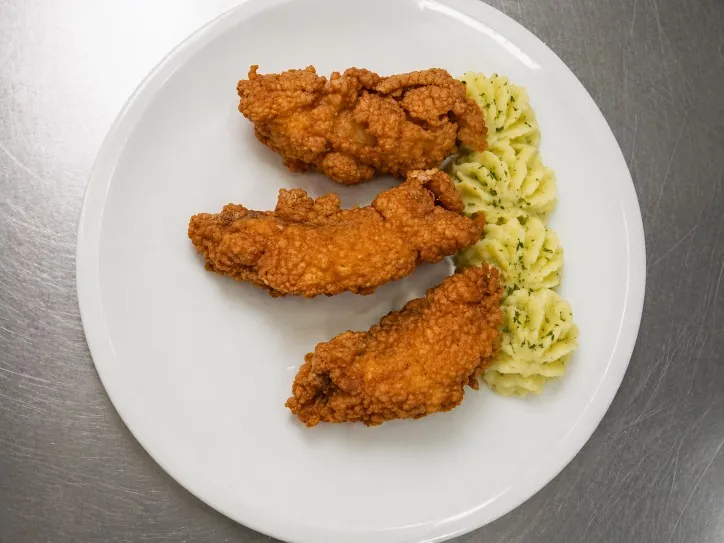 Baccalà fritto con contorno, piatto della tradizione natalizia