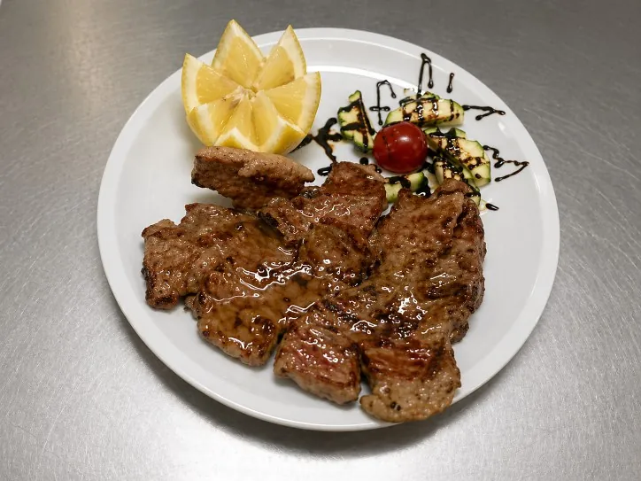 Tagliata di manzo con riduzione e guarnizione di limone